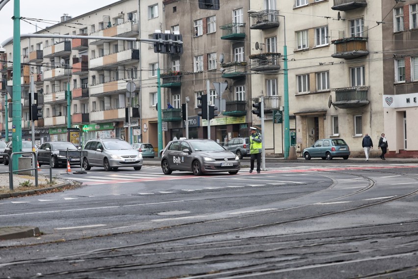 Policjanci z poznańskiej drogówki kierują ruchem od...