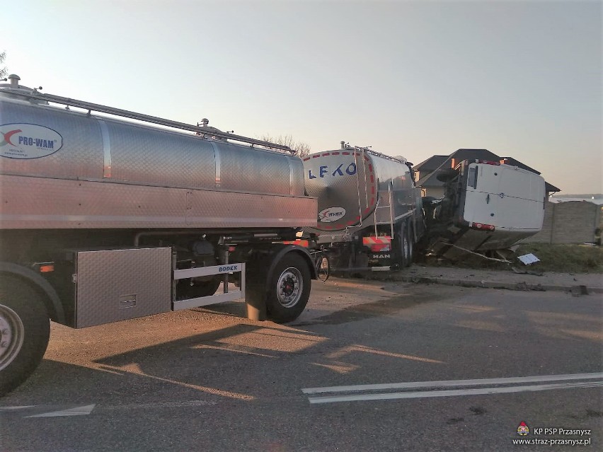 Krzynowłoga Mała. Samochód ciężarowy zderzył się z busem, 7.04.2020