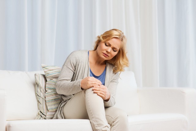 Bóle kolan mogą wynikać z przeciążenia i urazu, ale bywają też objawem poważnych chorób. W każdym przypadku wymagają konsultacji ortopedycznej