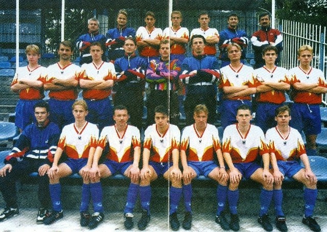 Wiesław Osiecki (pierwszy z prawej w dolnym rzędzie) wraz z drużyną Stilonu w 1996 r.