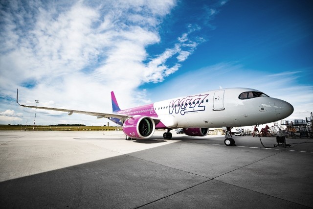 Linie Wizz Air ma w swojej flocie wyłącznie samoloty europejskiej produkcji Airbus. Do tej pory z Radomia latały wyłącznie samoloty czarterowe i linii PLL LOT Boeing 737 w różnych wariantach, produkowane w Stanach Zjednoczonych.