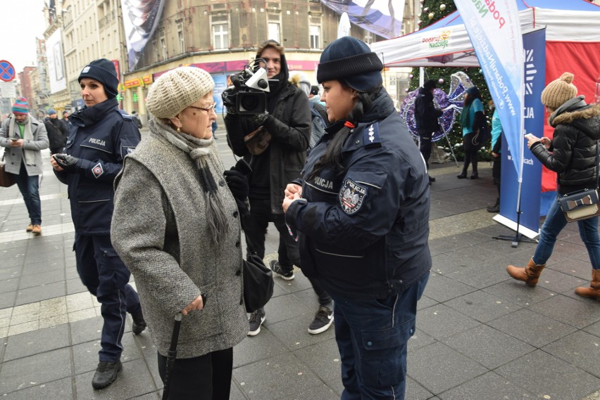 Na pl. Szewczyka trwa happening Stop przemocy wobec kobiet