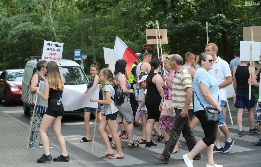 Protest mieszkańców Załomia. Wyszli na ulicę, bo mają dość oczekiwania na remont. A ruch nad morze coraz większy [ZDJĘCIA]