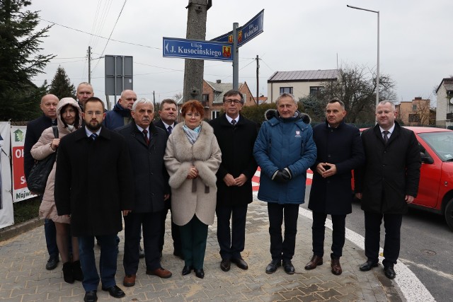 Uczestnicy uroczystego odbioru wybudowanych i przebudowanych przejść dla pieszych na ulicy Kusocińskiego we Włoszczowie.