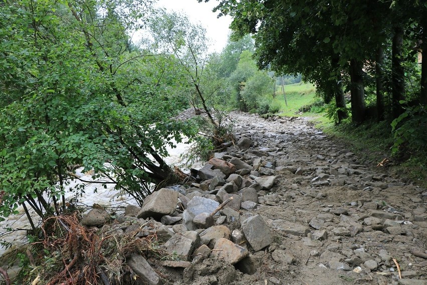 Katastrofalna sytuacja w Ochotnicy Górnej. Woda zniszczyła drogi i domy [ZDJĘCIA]