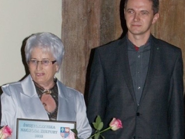 Barbara Wit-Kargul podczas gali wręczenia Świętokrzyskiej Nagrody Kultury z Adamem Jarubasem, marszałkiem województwa świętokrzyskiego.