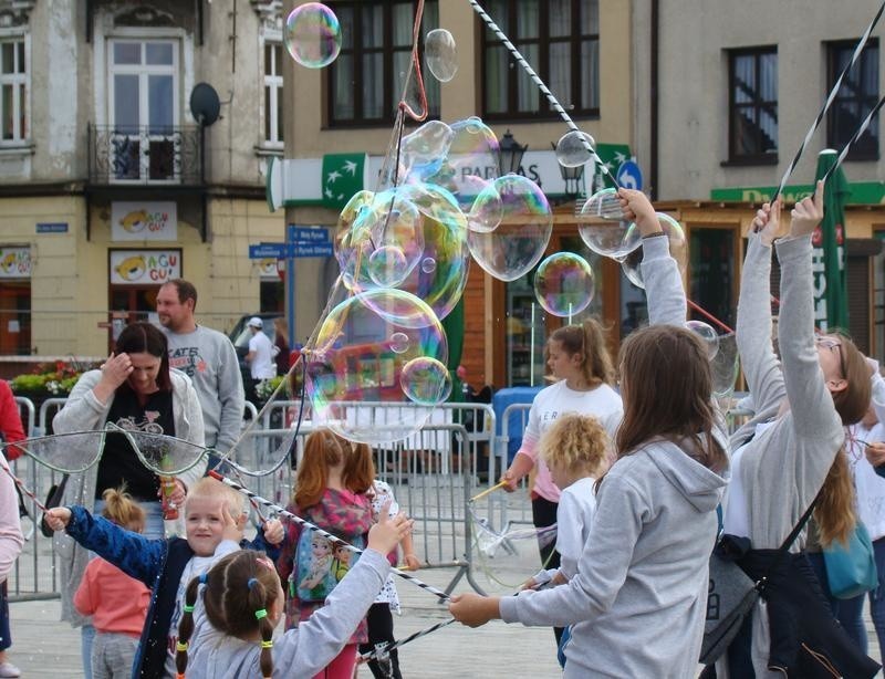 Oświęcim. Dzień baniek mydlanych na Rynku Głównym. Znakomicie bawiły się dzieci i dorośli [ZDJĘCIA]