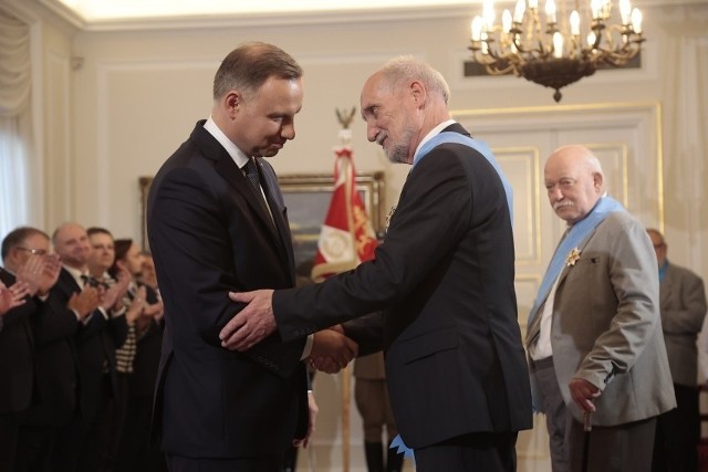 Prezydent Andrzej Duda wręcza Order Orła Białego Antoniemu Macierewiczowi