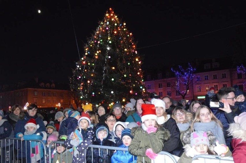 Miejskiej choinki w Łowiczu nie będzie. Mają być paczki [ZDJĘCIA]