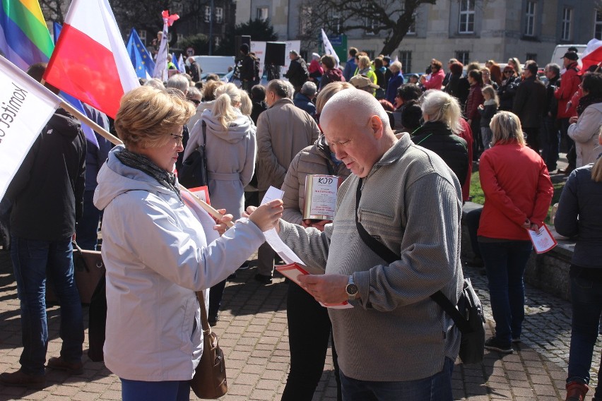 Działacze i sympatycy KOD manifestują w Katowicach na placu...