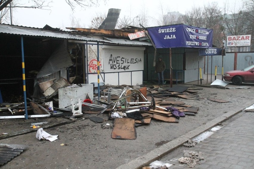 Pożar na targowisku przy ul. Komandorskiej [ZDJĘCIA]