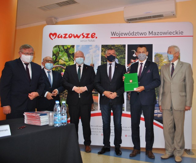 Umowę na dofinansowanie przebudowy drogi na terenie gminy Wyśmierzyce w Radomiu podpisali przedstawiciele powiatu białobrzeskiego i mazowieckiego Urzędu Marszałkowskiego.