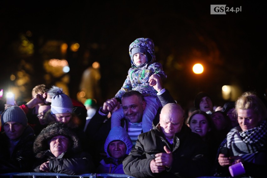 Sylwester w Szczecinie: Kolorowe fajerwerki rozbłysły nad miastem. Powitaliśmy Nowy Rok [ZDJĘCIA, WIDEO]