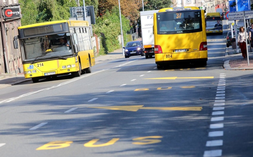 Buspas na ulicy Mikołowskiej w Katowicach. Policja: generalnie jesteśmy nastawieni na pouczanie, a nie wystawianie mandatów