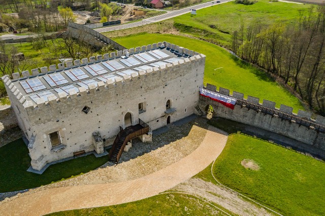 W ostatni dzień kwietnia do Szydłowa zagościła piękna pogoda. Słoneczne promienie padające na zamek królewski, kościół, czy ogród sprawiły, że te miejsca wyglądały jeszcze lepiej niż zwykle.Na kolejnych slajdach niesamowite zdjęcia z drona>>>