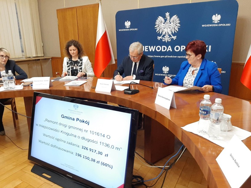 Wojewoda opolski podpisał z samorządowcami umowy o...