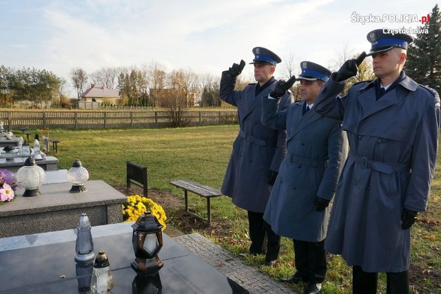 Jak co roku przedstawiciele komendy miejskiej zapalili znicze na grobach policjantów