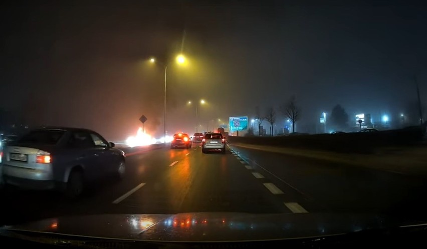 Pożar samochodu na ul. Żmigrodzkiej we Wrocławiu 13.12.2021