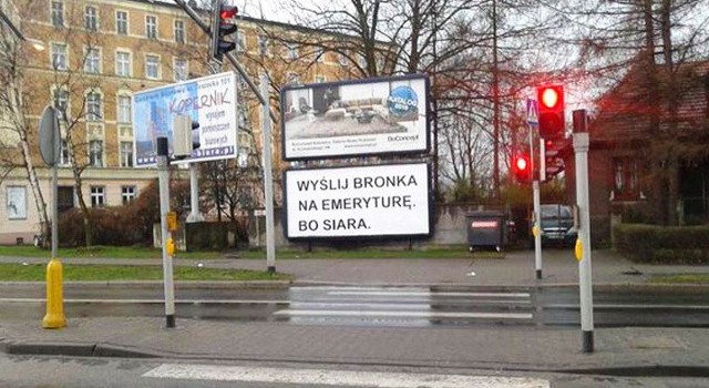 Nie wiadomo jednak, który z konkurentów stoi za billboardami „Wyślij Bronka na emeryturę. Bo siara”. Członek PiS, z którym rozmawialiśmy zaprzecza, by  była to robota sztabu Andrzeja Dudy.