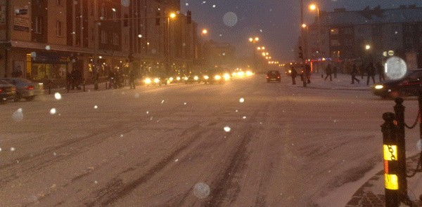 W Koszalinie spadł śnieg. Warunki na drogach są bardzo trudne.