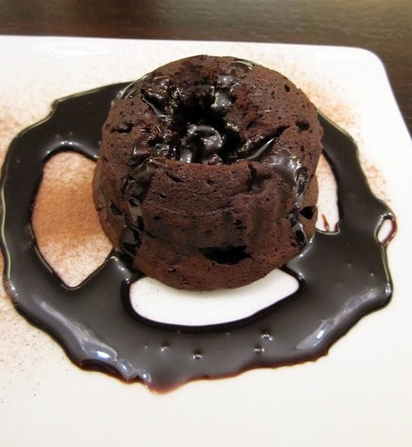 Fondant czekoladowy jest bardzo popularny w krajach anglosaskich, gdzie wymyślono dla niego nazwę "lava cake", czyli ciastko lawa.