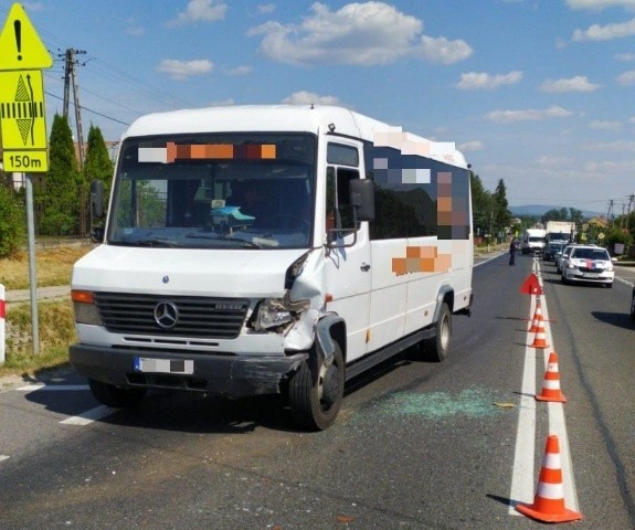 Wypadek z udziałem kursowego busem z pasażerami w Radlinie! Są utrudnienia na krajowej trasie numer 74