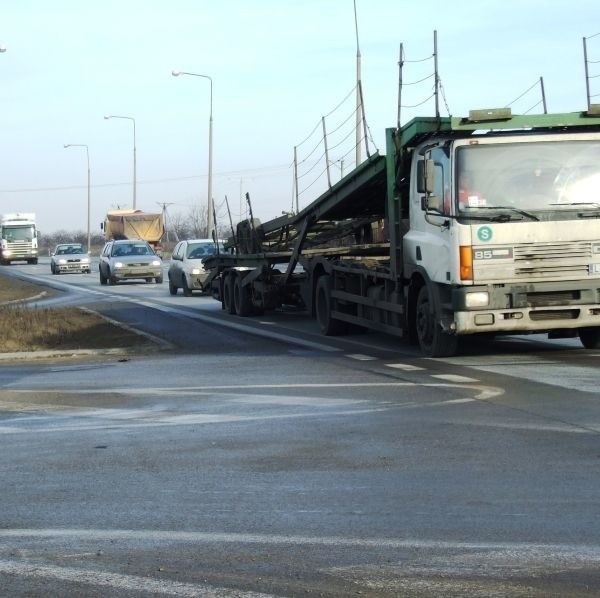 O godzinie 14 mieszkańcy rozpoczęli blokadę szydłowieckiej obwodnicy.