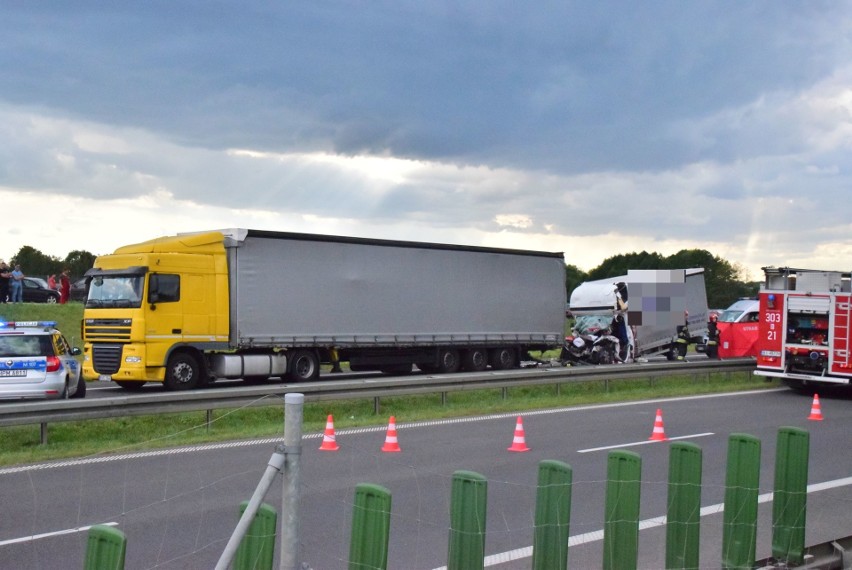 Śmiertelny wypadek na S8 w pobliżu Choroszczy. Bus wjechał w TIR-a. Cały przód zgnieciony (zdjęcia) [09.08.2019]