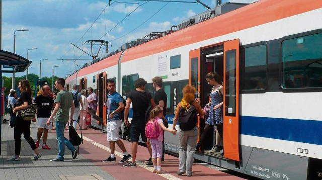 Szybkie pociągi kursujące pomiędzy Wieliczką i Krakowem mają coraz lepsze notowania. Podróżują nimi tysiące osób.