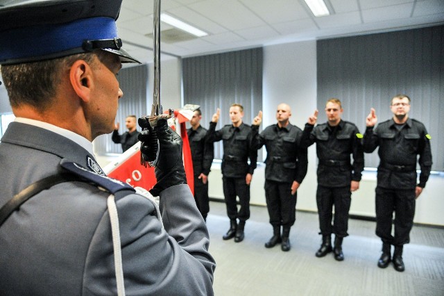 Szeregi Lubuskiej Policji zasilili kolejni stróże prawa. W czwartek, 6 czerwca, siedmiu funkcjonariuszy złożyło ślubowanie. W czwartek, 6 czerwca, w Komendzie Wojewódzkiej Policji w Gorzowie Wlkp. miała miejsce wyjątkowa uroczystość. Wyjątkowa zwłaszcza dla siedmiu osób, którzy od dzisiaj będą pełnić służbę w lubuskiej policji. Młodzi adepci policyjnej służby złożyli uroczyste ślubowanie. Słowa roty przysięgi wypowiadali z dumą, ale i z dużym wzruszeniem, bowiem od tej chwili stali się policjantami. Dla wielu z nich wydarzenie to było zwieńczeniem wielomiesięcznych starań i spełnieniem zawodowych marzeń. Słowa powitania do nowo przyjętych funkcjonariuszy skierował I zastępca komendanta wojewódzkiego policji w Gorzowie Wlkp., insp. Krzysztof Sidorowicz: „Ślubowanie to początek służby, ale i nowy rozdział w Waszym życiu. Składając uroczyste słowa przysięgi, publicznie zobowiązujecie się – niejednokrotnie z narażeniem zdrowia i życia – do ochrony Państwa i jego obywateli. To bardzo zaszczytne powołanie, dla wielu nieosiągalne. Jednak to właśnie Wy jesteście dziś w gronie najlepszych – to Wam powierzamy trud, ale i piękno policyjnej służby. Serdecznie Wam tego gratuluję! Wierzę, że ta szlachetna misja przyniesie Wam rozwój zawodowych aspiracji, da poczucie spełnienia oraz zapewni uznanie w oczach przełożonych i społeczeństwa”.  Uroczystość zgromadziła kadrę kierowniczą lubuskiej policji. Wziął w niej udział również dyrektor biura wojewody, Waldemar Gredka, który życzył nowym policjantom wytrwałości i poczucia misji, wynikającej z noszenia policyjnego munduru. Nowo przyjęci policjanci już za kilka dni rozpoczną sześciomiesięczne szkolenie podstawowe, które przygotuje ich do pełnienia służby policyjnej. Po powrocie będą pełnić służbę w Zielonej Górze, Sulęcinie, Wschowie i Żaganiu. Zobacz też: Lubuski garnizon powiększył się o 22 osoby. We wtorek, 28 lutego 2017 r., ślubowanie złożyło 7 policjantek i 15 policjantów.Przeczytaj też:   Rosyjska gra wojenna z muzyką Anny German robi wrażenie (wideo)