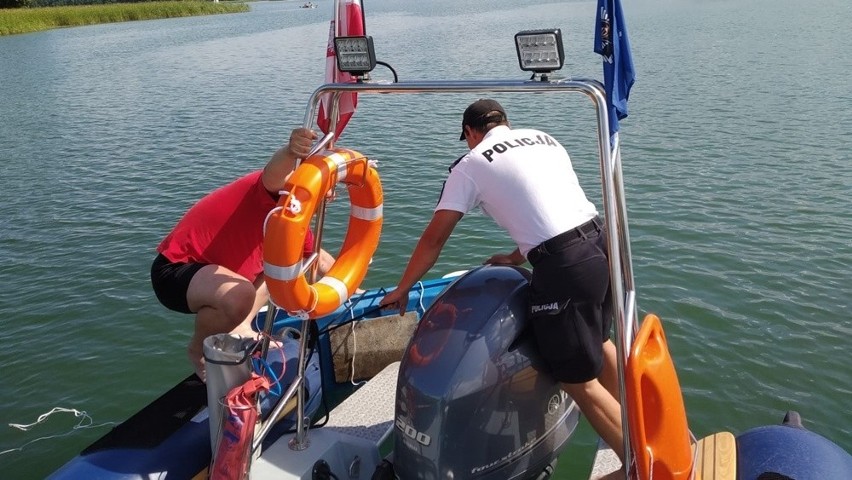 Jezioro Wigry. Tonął rower wodny z trzema osobami. Ratownicy WOPR uratowali poszkodowanych (zdjęcia)