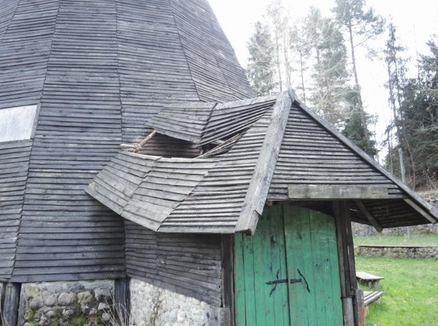 Zniszczone wejście do myśliwskiego wigwamu.