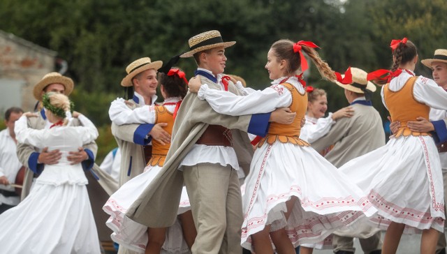 W Toruniu „Wesele” czytano w Baju Pomorskim, a w Rzeszowie narodowej lekturze towarzyszyły takie piękne tańce ludowe. Co Galicja, to Galicja