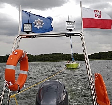 Jezioro Wigry. Wodniacy w przeciągu godziny musieli ratować trzech żeglarzy i turystkę z Rybnika (zdjęcia)
