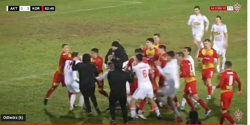 Nerwowa końcówka, przepychanki i bójka między piłkarzami Korony Kielce i FK Aktobe w sparingu w Turcji. Zobaczcie wideo