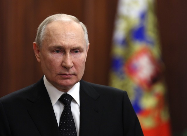 Prezydent Federacji Rosyjskiej Władimir Putin ucieka z Moskwy w obawie przed starciami z Grupą Wagnera, na której czele stoi Jewgienij Prigożyn.