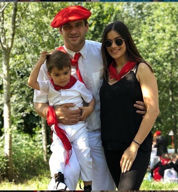 Piłkarzowi ręcznemu PGE VIVE Kielce Julenowi Aginagalde urodziła się córka. Hiszpan ma już trójkę dzieci. Zobacz zdjęcia jego rodziny