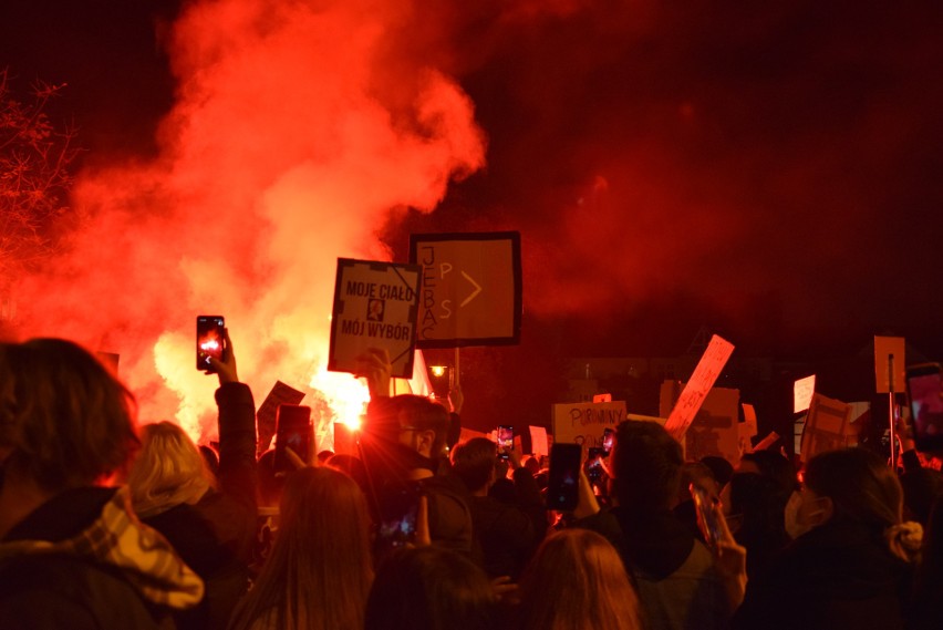 Protest kobiet w Katowicach. We wtorek tłumy znów wyszły na...