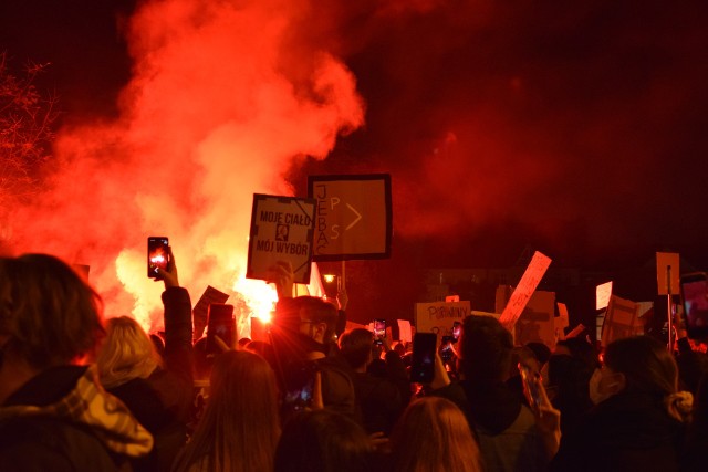 Protest kobiet w Katowicach. We wtorek tłumy znów wyszły na uliceZobacz kolejne zdjęcia. Przesuwaj zdjęcia w prawo - naciśnij strzałkę lub przycisk NASTĘPNE