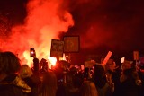 Strajk kobiet w Katowicach. Ksiądz: Jestem przeciwko PiS-owi. Race rozpaliły niebo na proteście