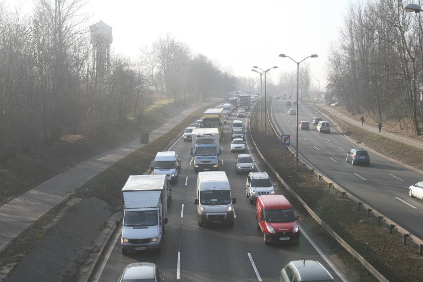 Korek w Katowicach po wypadku na DK86. Jedna osoba poszkodowana. Stoi też DTŚ [NOWE ZDJĘCIA]