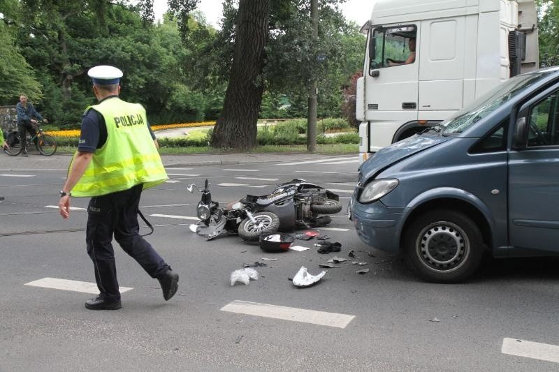 Wypadek na Mickiewicza. Mercedes wjechał w motocykl,...