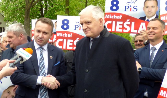 Wicepremier Jarosław Gowin (z prawej) podczas poniedziałkowego spotkania w Busku-Zdroju udzielił oficjalnego poparcia posłowi Michałowi Cieślakowi, kandydującemu w wyborach do Unii Europejskiej.