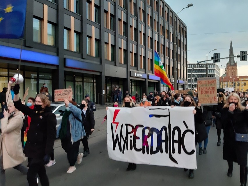 Protest (nie tylko) kobiet w Szczecinie. Dziś spacer pod pomnik Lecha Kaczyńskiego - 27.10.2020