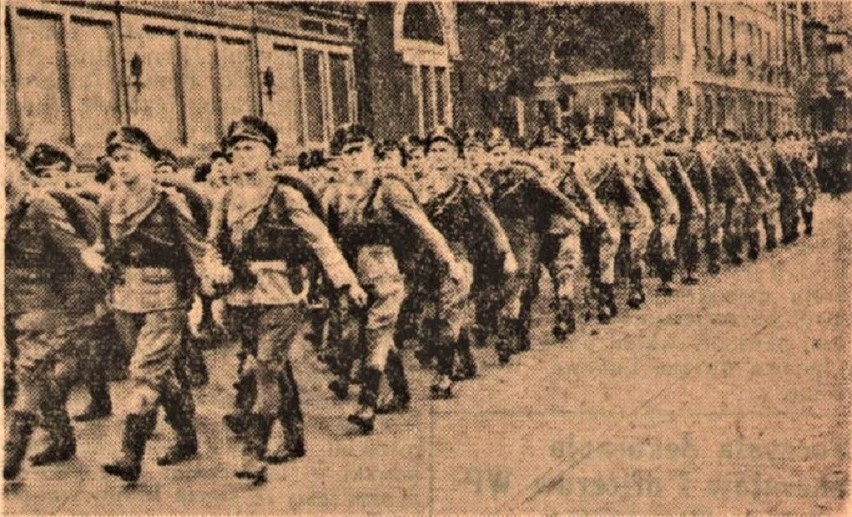Parada wracających z ćwiczeń żołnierzy na ulicach...