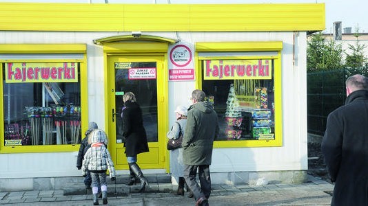 Popularna wśród mieszkańców Torunia hurtownia fajerwerków przy ul. Olsztyńskiej. Dzieci wchodzą tu z rodzicami.