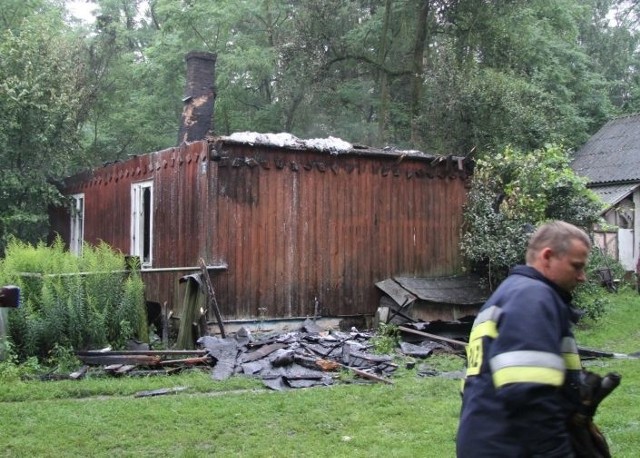   W pożarze tego domu zginęła 94-letnia kobieta.