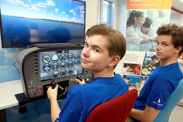 Publiczne Liceum Ogólnokształcące Politechniki Łódzkiej otworzyło "Newton Room", czyli stałą pracownię wyposażoną m.in. w symulatory lotu. Uczniowie będą zapoznawać się w niej także z zagadnieniami związanymi z robotyką oraz biopaliwami.