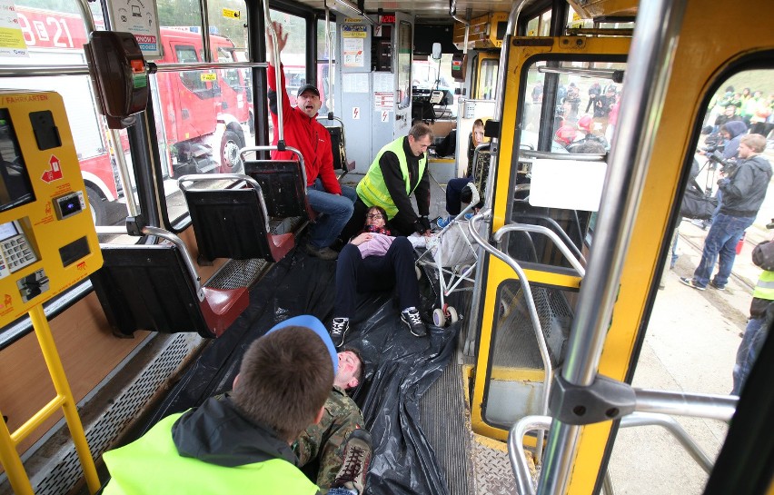 Wypadek tramwaju i samochodu w Łodzi. Wielu rannych...