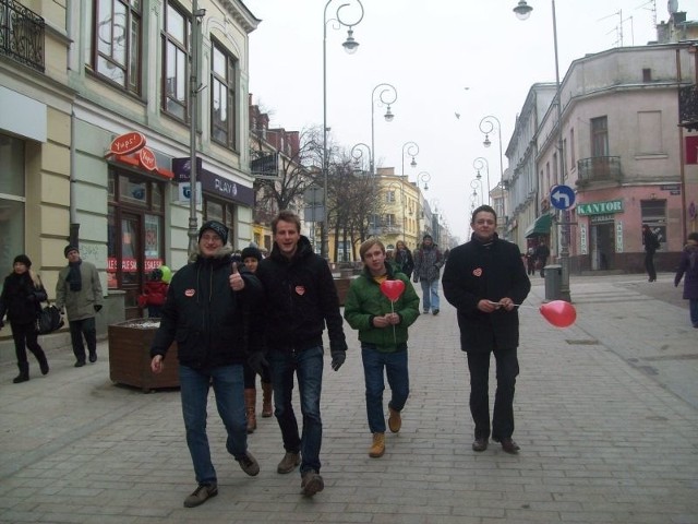 Przedstawiciele młodzieżówki Solidarnej Polski rozdawali serduszka na "Sienkiewce".